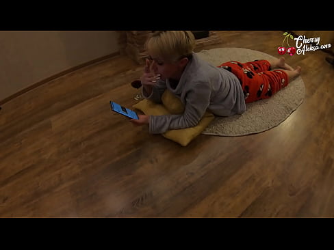 ❤️ Bláznivá blondýnka kouří obrovské péro a poskakuje na něm - anální sex Šukání video u nás