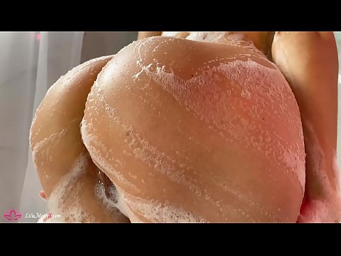 ❤️ Bruneta masturbuje kundu vibrátorem až k intenzivnímu orgasmu ve sprše Šukání video u nás