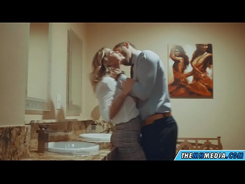 ❤️ Když vás na veřejných záchodcích svádí prsatá blondýna. Šukání video u nás